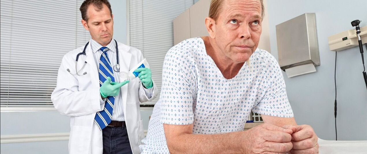 Un homme atteint de prostatite dans une procédure d'un médecin