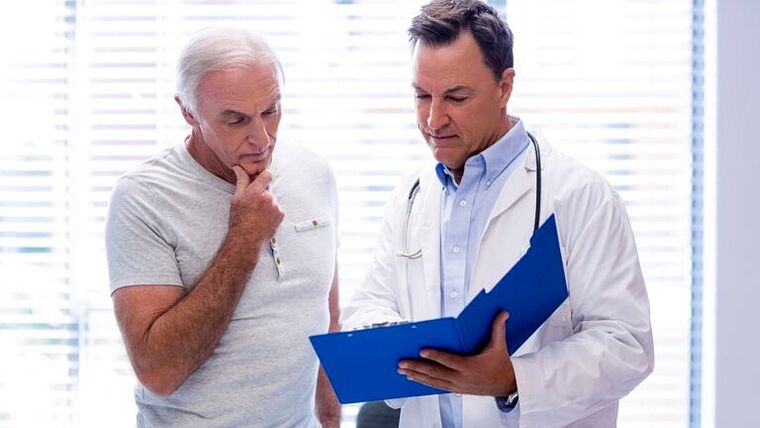 Le médecin prescrit un traitement contre la prostatite