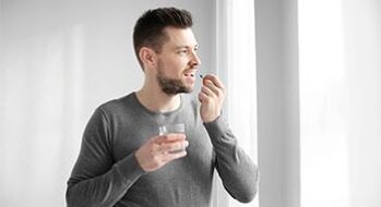 l'homme prend des médicaments pour traiter la prostatite