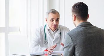 un homme au rendez-vous spécialiste